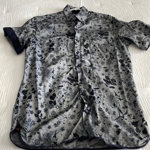 Shirt sleeve, button up hammer made shirt. Beautiful quality and cool pattern.